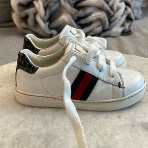Authentic Gucci Kid Sneaker Used. Red, white, green. Crocodile leather. Dust bag